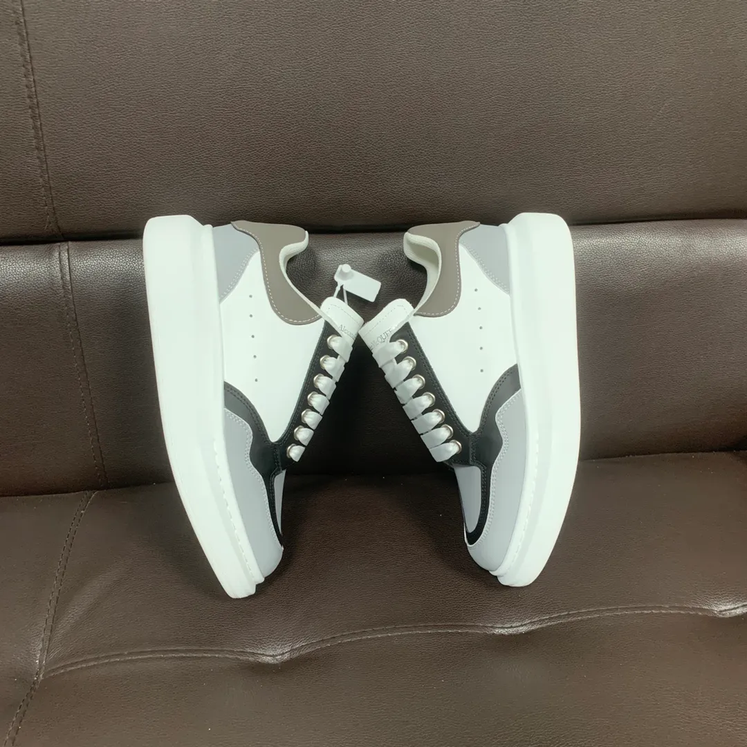 👟👟Ex-factory price 600👟👟 Professional McQueen factory. Top version. Couple style Alexander McQUEEN high version has been upgraded to the highest quality again✅ 💪McQueen Spring, Summer, Autumn and Winter top version Purchasing level✅ Recruiting nationwide online and offline agents to join🤝 🏆Fabric: Original materials imported from Italy. Texture, water-resistant and non-discoloring 🏆Inner lining: ️A-grade Italian imported lining resistant to dirt, sweat-absorbent, breathable and comfortable 🏆Foot pads: top-grade imported Italian super-soft cowhide leather 🏆Outsole: PU+counter 1:1 🏆Shoe box: original white box. Plus white flip cover for double-layer protection. Cloth bag. Handbag. Certificate of 1:1 mold opening, 4-piece set. Delivered with a pair of shoelaces. 🖕🏿🖕🏿🖕🏿 You can choose any pair of shoelaces in any color of our factory 🏆Code number: women's 34-41. men's 38-46 🏆Special remarks (women's code 34.40.41, men's code 38.45.46 is customized, no returns or exchanges) Win-win cooperation 🤝